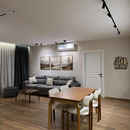 Kev's One Apartment *